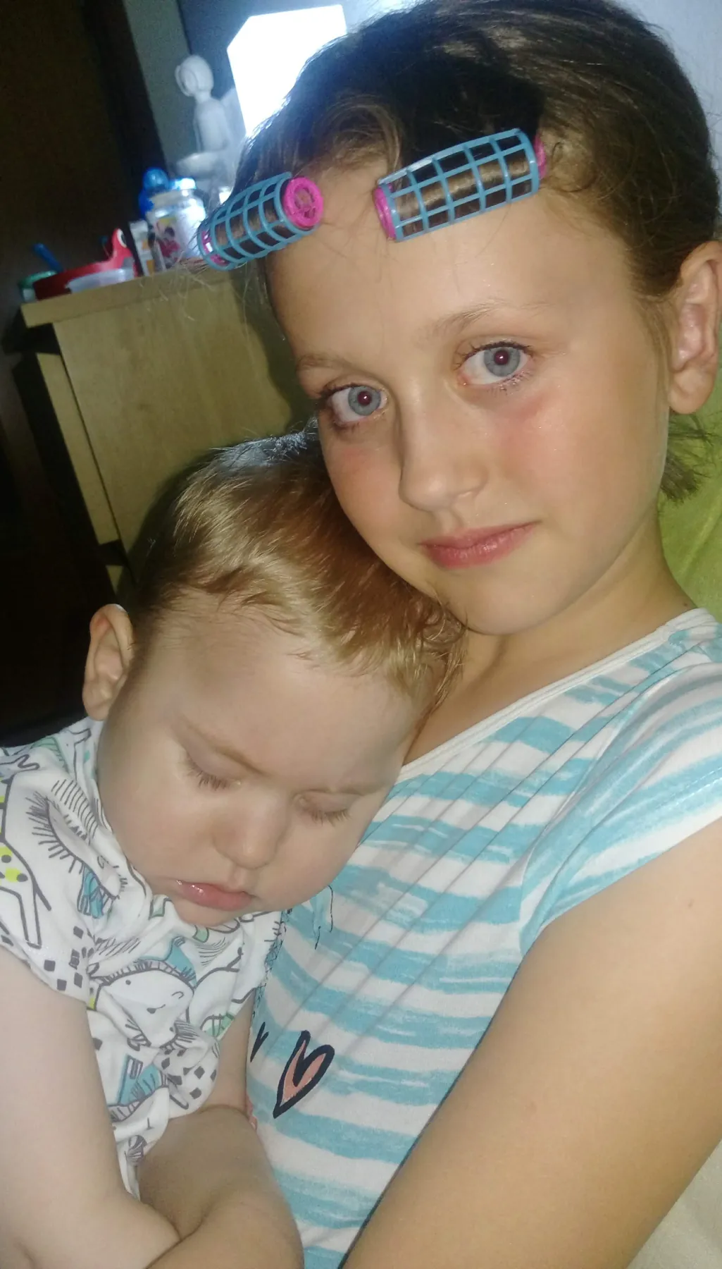 Nelinka drží spícího Rostíka