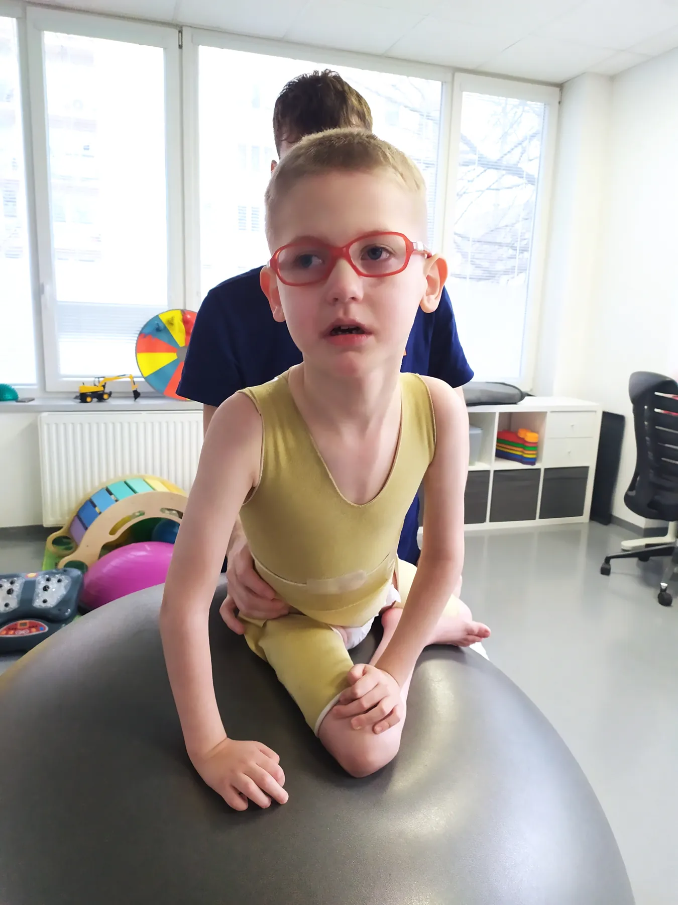 Rostík cvičí na rehabilitačním míči