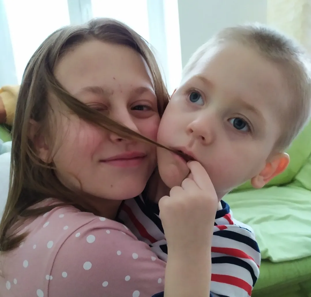 Nelinka a Rostík si spolu hrají
