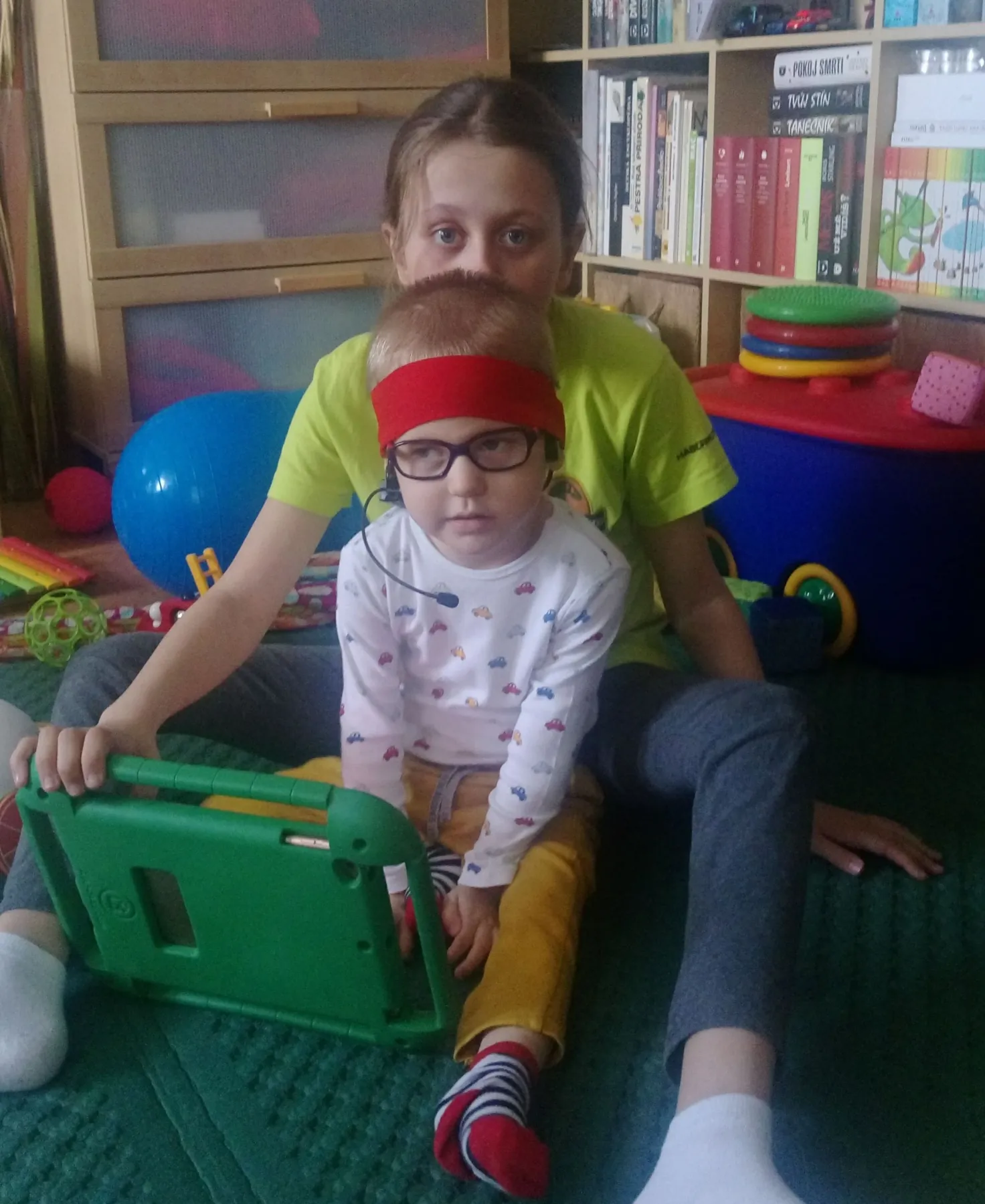 Rostík při terapii v herně s pomůckami